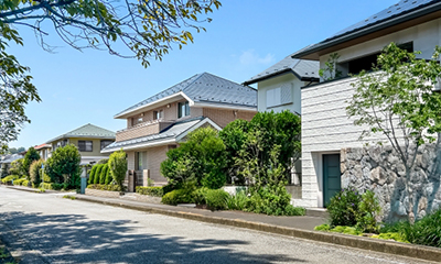 緑豊かな住宅街に並ぶ戸建て住宅