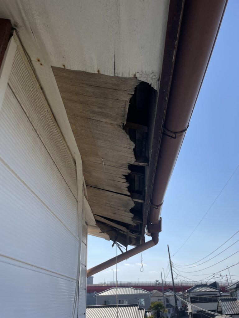 海門町中古戸建て 軒天破損部分写真