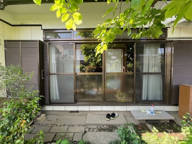 施工前｜既存の掃き出し窓の状態　中央