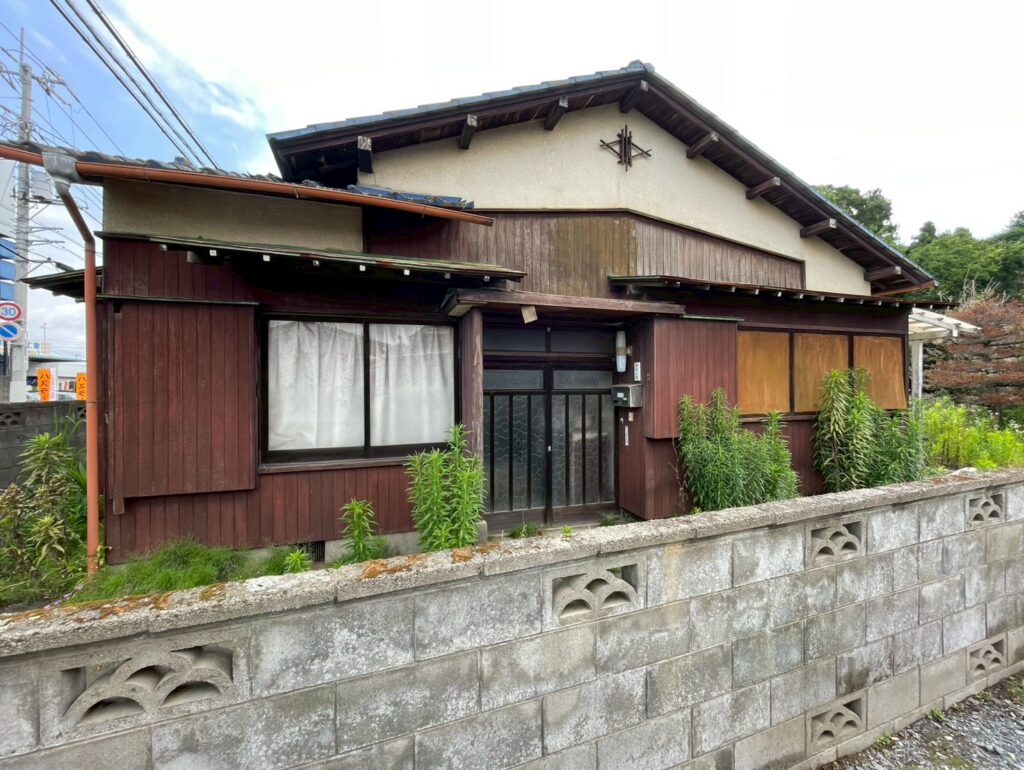 LINE_ALBUM_空き家バンク 額田南郷32-3_260716_49 額田南郷道路側から見た外観